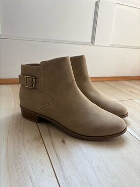 St John’s Bay Ankle Boots Womens Size 9M Taupe Buckle Booties Low Heel